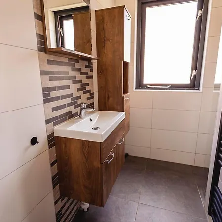 Hébergement de vacances Holiday Home Nijmegen With Lake View *